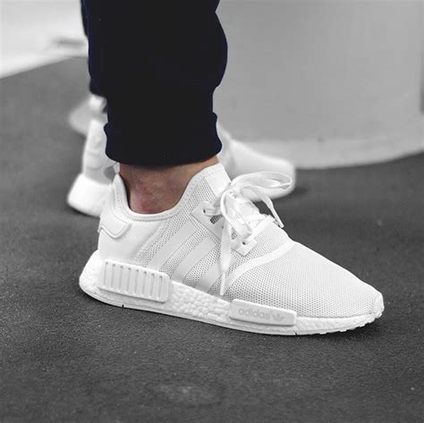 nmd r1 triple white